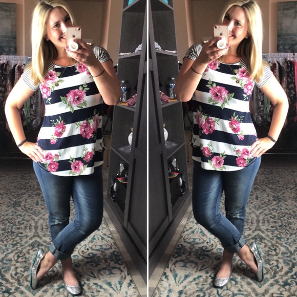 Last 1! Small Super cute floral/striped top - Picture 2 of 3